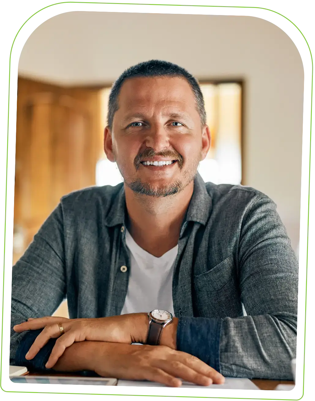 Hombre sonriente con camisa gris