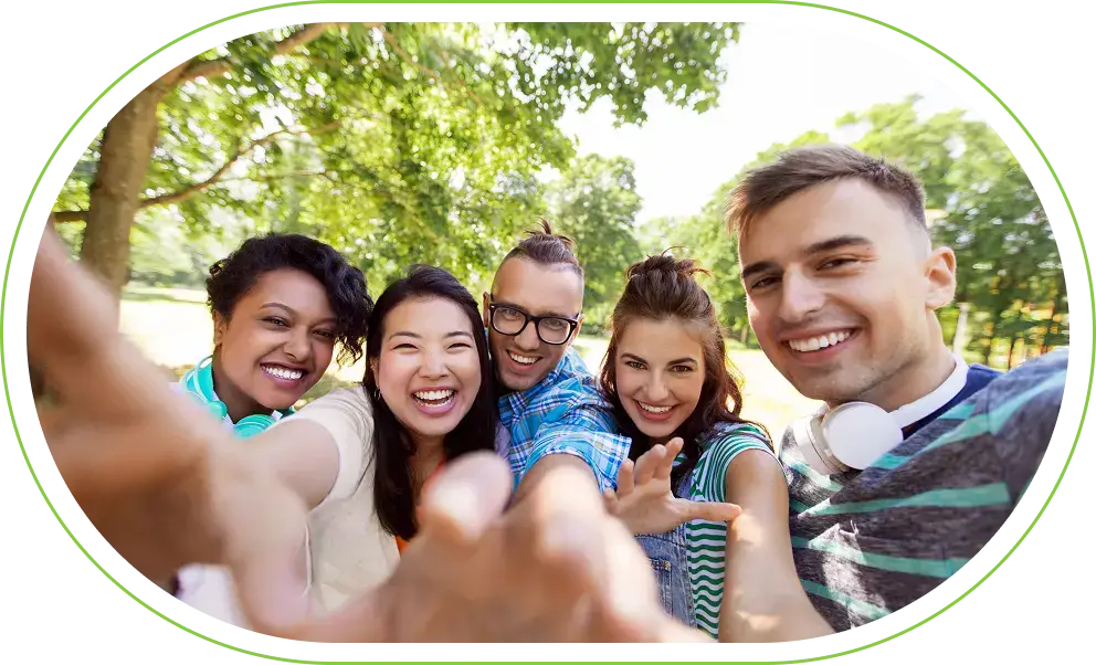 grupo de personas haciedno selfie